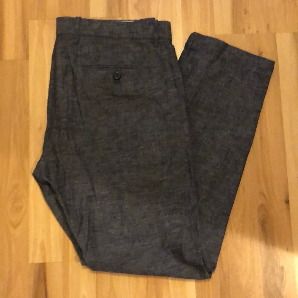 Flat front linen pant in blue/grey.